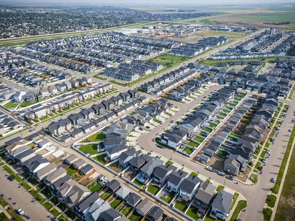 Saskatchewan, Saskatoon 'daki modern yerleşim yeri Brighton' un havadan görünüşü, yeni evler, göletler ve yeşil alanlar içeriyor.