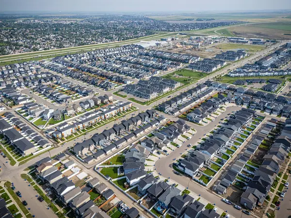 Saskatchewan, Saskatoon 'daki modern yerleşim yeri Brighton' un havadan görünüşü, yeni evler, göletler ve yeşil alanlar içeriyor.