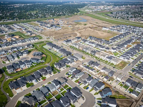 Saskatchewan, Saskatoon 'daki modern yerleşim yeri Brighton' un havadan görünüşü, yeni evler, göletler ve yeşil alanlar içeriyor.