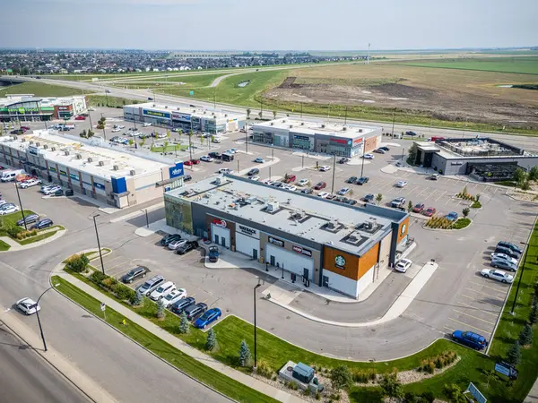 Saskatchewan, Saskatoon 'daki modern yerleşim yeri Brighton' un havadan görünüşü, yeni evler, göletler ve yeşil alanlar içeriyor.