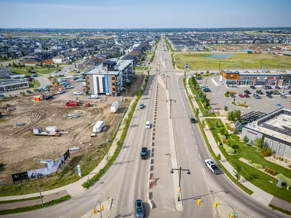 Saskatchewan, Saskatoon 'daki modern yerleşim yeri Brighton' un havadan görünüşü, yeni evler, göletler ve yeşil alanlar içeriyor.