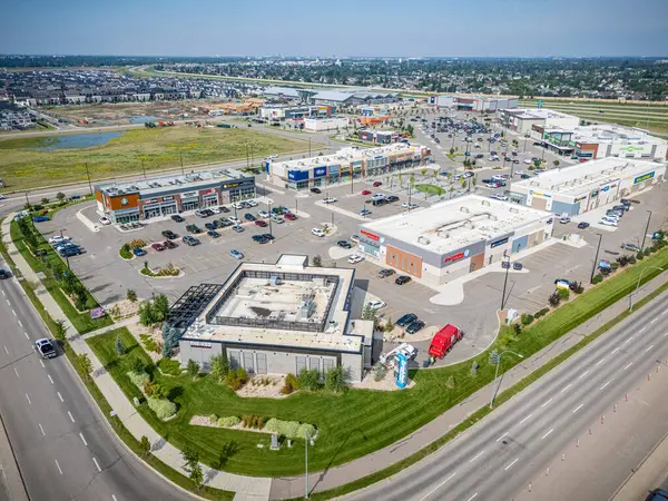 Saskatchewan, Saskatoon 'daki modern yerleşim yeri Brighton' un havadan görünüşü, yeni evler, göletler ve yeşil alanlar içeriyor.