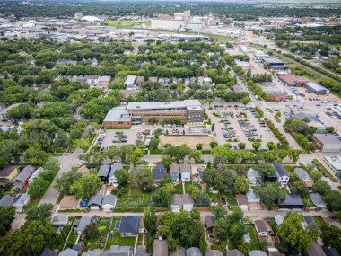 Saskatchewan, Saskatchewan 'daki şehir parkının hava görüntüsü, ağaçlarla çevrili caddeleri ve şehir merkezine yakın konumunu gösteriyor..