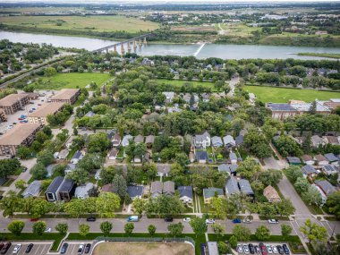 Saskatchewan, Saskatchewan 'daki şehir parkının hava görüntüsü, ağaçlarla çevrili caddeleri ve şehir merkezine yakın konumunu gösteriyor..