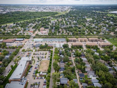 Saskatchewan, Saskatchewan 'daki şehir parkının hava görüntüsü, ağaçlarla çevrili caddeleri ve şehir merkezine yakın konumunu gösteriyor..