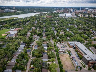 Saskatchewan, Saskatchewan 'daki şehir parkının hava görüntüsü, ağaçlarla çevrili caddeleri ve şehir merkezine yakın konumunu gösteriyor..