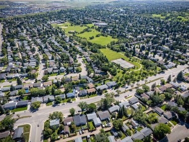 Saskatchewan, Saskatchewan 'daki College Park' ın hava aracı görüntülerinde evler, okullar ve parklar yer alıyor..