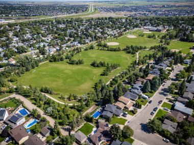 Saskatchewan, Saskatchewan 'daki College Park' ın doğusundaki hava manzarası, evleri ve ortak alanları ön plana çıkarıyor..