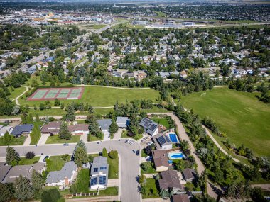 Saskatchewan, Saskatchewan 'daki College Park' ın doğusundaki hava manzarası, evleri ve ortak alanları ön plana çıkarıyor..