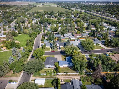 Greystone Heights 'ın insansız hava aracı uçağı, Saskatchewan, Saskatoon' da bir yerleşim yeri. Fotoğraf, Saskatchewan Üniversitesi 'ne yakın olgun bir banliyö ortamında tek aile evleri, okullar ve yeşil alanlar yakalıyor..