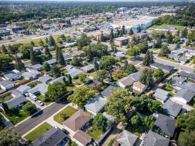 Greystone Heights 'ın insansız hava aracı uçağı, Saskatchewan, Saskatoon' da bir yerleşim yeri. Fotoğraf, Saskatchewan Üniversitesi 'ne yakın olgun bir banliyö ortamında tek aile evleri, okullar ve yeşil alanlar yakalıyor..