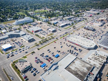 Greystone Heights 'ın insansız hava aracı uçağı, Saskatchewan, Saskatoon' da bir yerleşim yeri. Fotoğraf, Saskatchewan Üniversitesi 'ne yakın olgun bir banliyö ortamında tek aile evleri, okullar ve yeşil alanlar yakalıyor..
