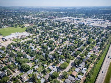 Greystone Heights 'ın insansız hava aracı uçağı, Saskatchewan, Saskatoon' da bir yerleşim yeri. Fotoğraf, Saskatchewan Üniversitesi 'ne yakın olgun bir banliyö ortamında tek aile evleri, okullar ve yeşil alanlar yakalıyor..