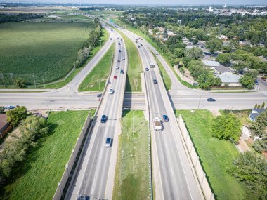 Saskatchewan, Saskatchewan 'daki Circle Drive Otoyolu' nun hava görüntüsü trafik, kavşak ve çevre gelişmeleri gösteriyor..