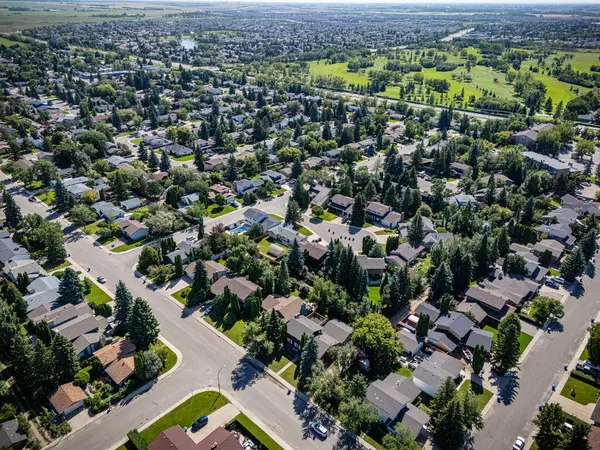 Saskatchewan, Saskatchewan 'daki College Park' ın doğusundaki hava manzarası, evleri ve ortak alanları ön plana çıkarıyor..