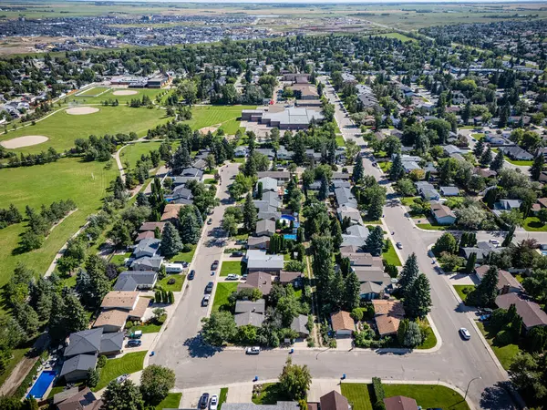 Saskatchewan, Saskatchewan 'daki College Park' ın doğusundaki hava manzarası, evleri ve ortak alanları ön plana çıkarıyor..