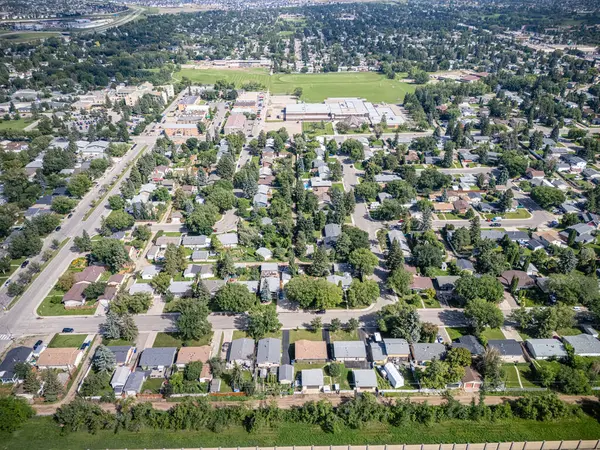 Greystone Heights 'ın insansız hava aracı uçağı, Saskatchewan, Saskatoon' da bir yerleşim yeri. Fotoğraf, Saskatchewan Üniversitesi 'ne yakın olgun bir banliyö ortamında tek aile evleri, okullar ve yeşil alanlar yakalıyor..