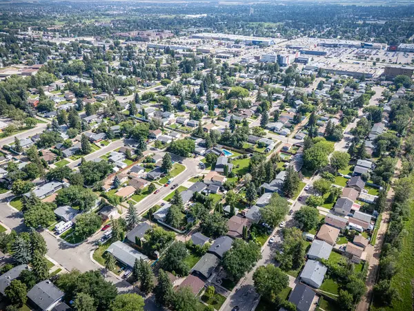 Greystone Heights 'ın insansız hava aracı uçağı, Saskatchewan, Saskatoon' da bir yerleşim yeri. Fotoğraf, Saskatchewan Üniversitesi 'ne yakın olgun bir banliyö ortamında tek aile evleri, okullar ve yeşil alanlar yakalıyor..