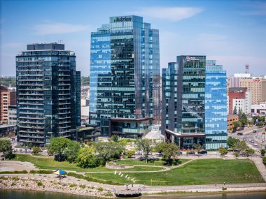 Saskatchewan, Saskatoon şehir merkezinin gökyüzü, nehir ve köprüleri görünüyor..