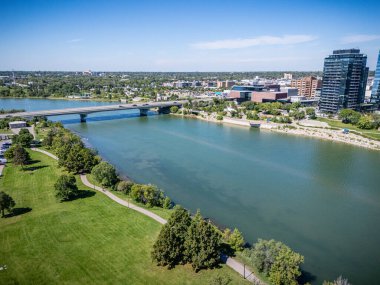 Saskatchewan, Saskatoon şehir merkezinin gökyüzü, nehir ve köprüleri görünüyor..