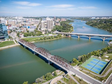 Saskatchewan, Saskatoon şehir merkezinin gökyüzü, nehir ve köprüleri görünüyor..