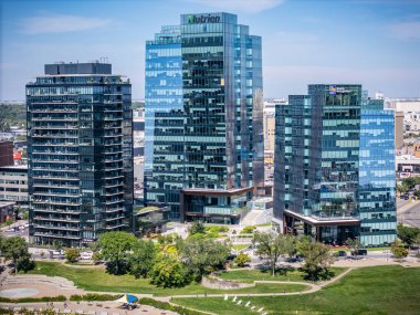 Saskatchewan, Saskatoon şehir merkezinin gökyüzü, nehir ve köprüleri görünüyor..