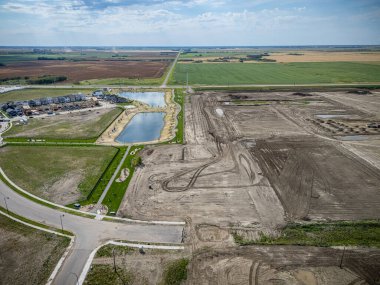 Saskatchewan, Saskatchewan 'daki Kensington havadan yeni evleri, göletleri ve parkları gösteriyor..