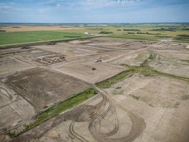 Saskatchewan, Saskatchewan 'daki Kensington havadan yeni evleri, göletleri ve parkları gösteriyor..