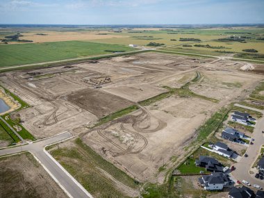 Saskatchewan, Saskatchewan 'daki Kensington havadan yeni evleri, göletleri ve parkları gösteriyor..