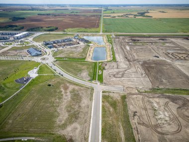 Saskatchewan, Saskatchewan 'daki Kensington havadan yeni evleri, göletleri ve parkları gösteriyor..