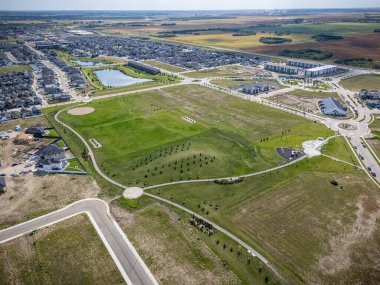 Saskatchewan, Saskatchewan 'daki Kensington havadan yeni evleri, göletleri ve parkları gösteriyor..