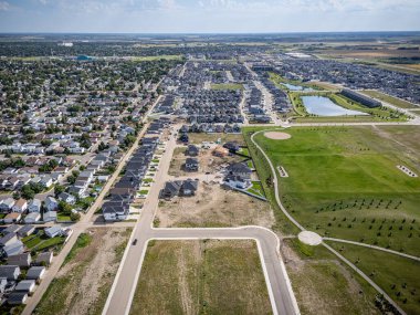Saskatchewan, Saskatchewan 'daki Kensington havadan yeni evleri, göletleri ve parkları gösteriyor..