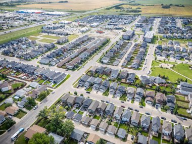 Saskatchewan, Saskatchewan 'daki Kensington hava manzarası, yeni evleri, göletleri ve yeşil alanları vurguluyor..