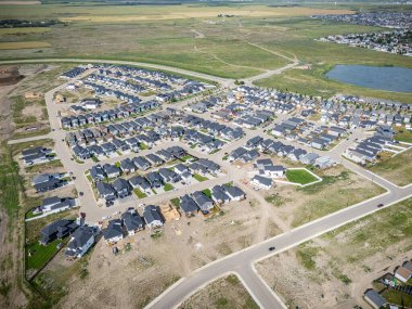Saskatchewan, Saskatchewan 'daki Kensington havadan yeni evleri, göletleri ve parkları gösteriyor..