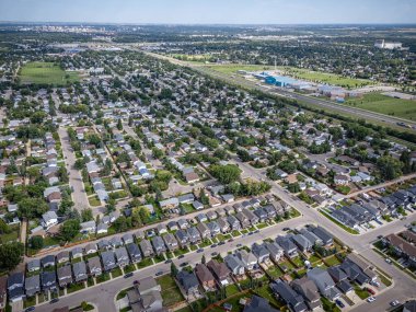 Saskatchewan, Saskatchewan 'daki Kensington hava manzarası, yeni evleri, göletleri ve yeşil alanları vurguluyor..