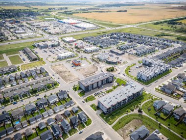 Saskatchewan, Saskatchewan 'daki Kensington hava manzarası, yeni evleri, göletleri ve yeşil alanları vurguluyor..