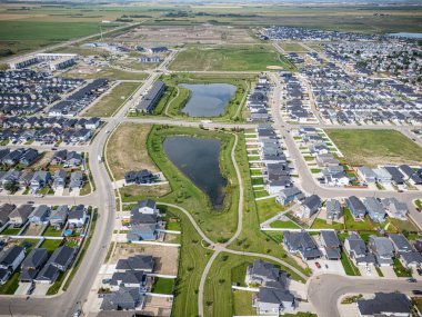 Saskatchewan, Saskatchewan 'daki Kensington hava manzarası, yeni evleri, göletleri ve yeşil alanları vurguluyor..