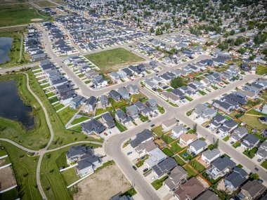 Saskatchewan, Saskatchewan 'daki Kensington hava manzarası, yeni evleri, göletleri ve yeşil alanları vurguluyor..