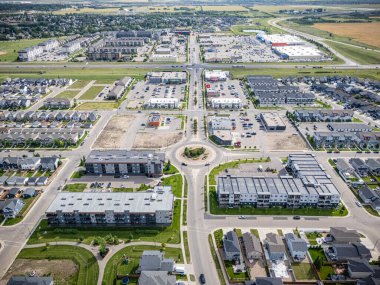 Saskatchewan, Saskatchewan 'daki Kensington hava manzarası, yeni evleri, göletleri ve yeşil alanları vurguluyor..