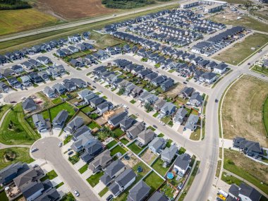Saskatchewan, Saskatchewan 'daki Kensington hava manzarası, yeni evleri, göletleri ve yeşil alanları vurguluyor..