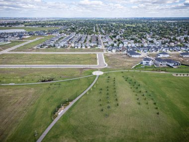 Saskatchewan, Saskatchewan 'daki Kensington havadan yeni evleri, göletleri ve parkları gösteriyor..