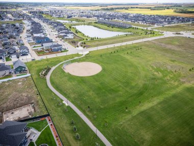 Saskatchewan, Saskatchewan 'daki Kensington havadan yeni evleri, göletleri ve parkları gösteriyor..