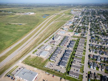 Saskatchewan, Saskatoon 'un kuzeyinde büyüyen Martensville' in yüksek çözünürlüklü hava manzarası. Fotoğrafta yerleşim bölgeleri, okullar, parklar ve çevreleyen çayır manzaraları vurgulanıyor.