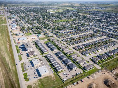 Saskatchewan, Saskatoon 'un kuzeyinde büyüyen Martensville' in yüksek çözünürlüklü hava manzarası. Fotoğrafta yerleşim bölgeleri, okullar, parklar ve çevreleyen çayır manzaraları vurgulanıyor.
