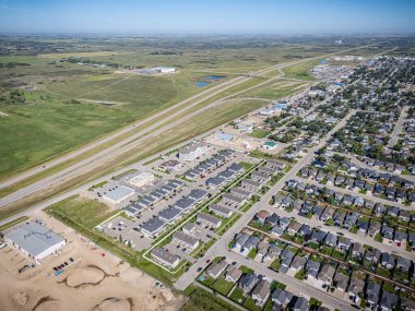 Saskatchewan, Saskatoon 'un kuzeyinde büyüyen Martensville' in yüksek çözünürlüklü hava manzarası. Fotoğrafta yerleşim bölgeleri, okullar, parklar ve çevreleyen çayır manzaraları vurgulanıyor.