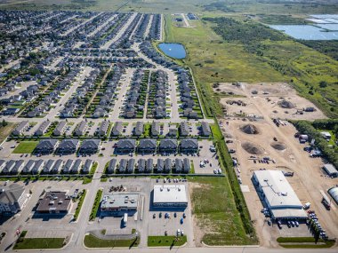 Saskatchewan, Saskatoon 'un kuzeyinde büyüyen Martensville' in yüksek çözünürlüklü hava manzarası. Fotoğrafta yerleşim bölgeleri, okullar, parklar ve çevreleyen çayır manzaraları vurgulanıyor.