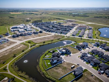 Saskatchewan, Saskatoon 'un kuzeyinde büyüyen Martensville' in yüksek çözünürlüklü hava manzarası. Fotoğrafta yerleşim bölgeleri, okullar, parklar ve çevreleyen çayır manzaraları vurgulanıyor.