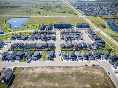 Saskatchewan, Saskatoon 'un kuzeyinde büyüyen Martensville' in yüksek çözünürlüklü hava manzarası. Fotoğrafta yerleşim bölgeleri, okullar, parklar ve çevreleyen çayır manzaraları vurgulanıyor.