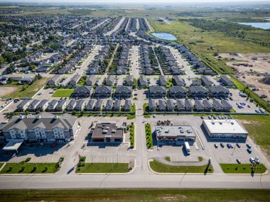 Saskatchewan, Saskatoon 'un kuzeyinde büyüyen Martensville' in yüksek çözünürlüklü hava manzarası. Fotoğrafta yerleşim bölgeleri, okullar, parklar ve çevreleyen çayır manzaraları vurgulanıyor.