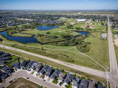 Saskatchewan, Saskatoon 'un kuzeyinde büyüyen Martensville' in yüksek çözünürlüklü hava manzarası. Fotoğrafta yerleşim bölgeleri, okullar, parklar ve çevreleyen çayır manzaraları vurgulanıyor.